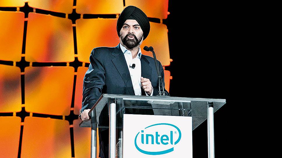 Мастер карт. CEO MasterCard Аджай Банга убеждает участников саммита, что отказ от наличных в пользу электронных денег преобразит торговлю и откроет для Intel новые рынки 
