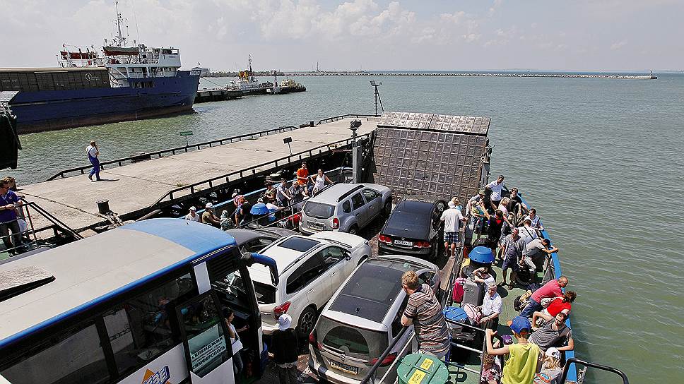 Берег левый, берег правый. Российские автомобилисты добираются в Крым на пароме, идущем из порта Кавказ в Краснодарском крае в Керчь 
