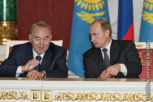Нурсултан Назарбаев, президент Казахстана. Родившийся в крестьянской семье в 1940 году Нурсултан Назарбаев проделал образцовый трудовой путь: от рабочего на стройке до первого секретаря ЦК партии. Став в 1990 году президентом Казахстана на закате СССР, не оставляет эту должность по сей день. Если в 1990-е регулярное продление его президентских полномочий еще представляло какую-то проблему, то в 2007 году парламент принял специальную поправку к Конституции, позволяющую господину Назарбаеву (и только ему лично) переизбираться столько раз, сколько позволит здоровье. Из-под рукава господина Назарбаева, похоже, виден краешек Piaget Emperador XL в желтом золоте.