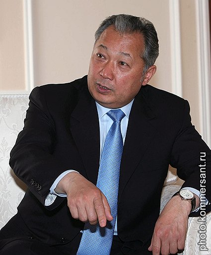 Курманбек Бакиев, президент Киргизии. Придя на президентский пост в 2005 году на волне «тюльпановой революции», начавший политическую карьеру еще в КПСС Курманбек Бакиев обещал бороться с коррупцией и вести страну к торжеству демократии. Уже через год ОМОН по его приказу подавлял массовые выступления оппозиции в Бишкеке. А переизбравшись летом 2009 года на второй срок, Бакиев тут же инициировал политическую реформу, которая существенно расширяет его полномочия. Господин Бакиев носит Jaquet Droz Grande Seconde Ivory Enamel, коллекция Hommage Geneve 1784 — здесь трудно ошибиться.