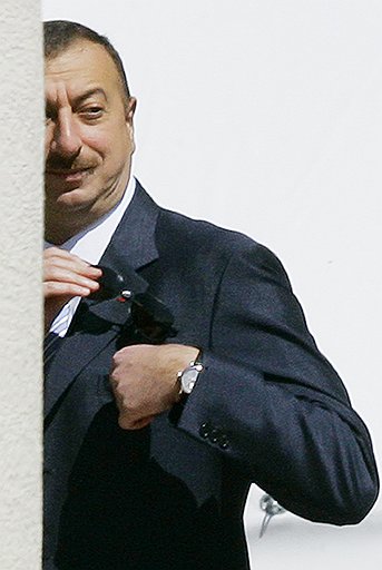 Ильхам Алиев, президент Азербайджана. Пост президента Ильхам Алиев унаследовал. Его отец Гейдар Алиев руководил республикой сначала на посту первого секретаря, а потом президента. В молодости Алиев-младший, как и многие представители советской «золотой молодежи», учился в МГИМО (поступив туда в 15 лет). В начале 1990-х, когда Гейдар Алиев на короткое время лишился власти, занимался бизнесом в Турции. Но сразу после возвращения отец начал готовить его к операции «Преемник», которая успешно прошла в 2003 году,— Ильхам Алиев без проблем выиграл президентские выборы. На руке у господина Алиева — круглые часы в белом золоте, напоминающие Octa F.P.Journe.