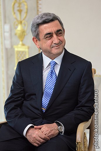 Серж Саргсян, президент Армении. Путь Сержа Саргсяна к власти в Армении начинался, как и у многих из его коллег, по комсомольской линии. Однако с началом войны в Карабахе он стал одним из полевых командиров и всю дальнейшую карьеру в политике делал уже как силовик: до избрания президентом в 2008 году успел поработать главой МВД, министром обороны, шефом ГБ и секретарем совбеза. На руке у господина Саргсяна — астрономические часы, похожие на Patek Philippe.