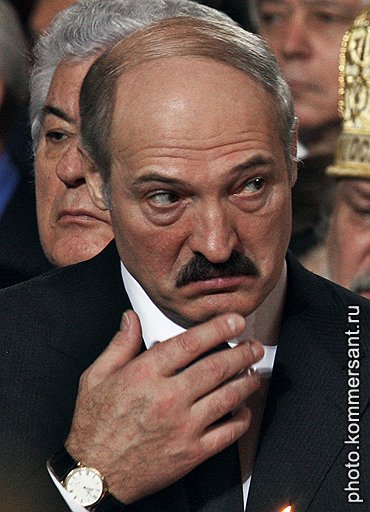 Александр Лукашенко, президент Белоруссии. Даже после многих лет во главе Белоруссии (президентом он стал в 1994 году) Александр Лукашенко не избавился от имиджа колхозника: в начале 1980-х он трудился заместителем председателя колхоза «Ударник» в Могилевской области. Благодаря образу «человека из народа», который всегда рубит с плеча и режет правду-матку, Лукашенко завоевал популярность у себя на родине, да и во многих регионах России. Он же позволяет президенту вот уже 15 лет лавировать между Кремлем и Европой, то создавая Союзное государство, то объявляя о намерениях вступить в ЕС. На руке у господина Лукашенко, скорее всего, Vacheron Constantin Patrimony Contemporain.