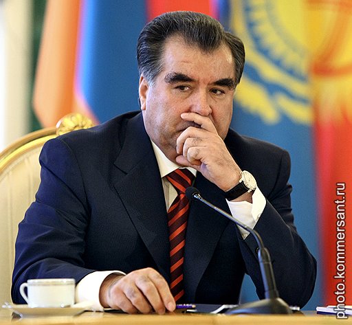 Эмомали Рахмон, президент Таджикистана. Став президентом в 1994 году в ходе гражданской войны, Эмомали Рахмон своей главной задачей назвал борьбу с нищетой в Таджикистане — самой бедной республике бывшего СССР. Для начала он решил отучить сограждан от привычки жить не по средствам, запретив любые пышные отмечания свадеб, похорон и дней рождения, а также приказав всем гражданам не использовать зубные протезы из золота. Кроме того, президент Рахмон неоднократно предпринимал нестандартные шаги для спасения экономики. Так, с 6 января населению в принудительном порядке продаются акции Рогунской ГЭС — вырученные деньги власти обещают пустить на завершение этого советского долгостроя. Господин Рахмон, как можно предположить, счастливый обладатель одной из классических моделей Patek Philippe Calatrava.