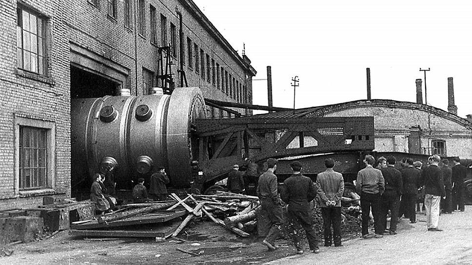 Сентябрь 1961 года. Отгрузка корпуса первого ижорского реактора ВВЭР-210 для Нововоронежской АЭС — первой в СССР промышленной АЭС. Ижорский завод был первопроходцем в базовых отраслях отечественной индустрии: судостроение, приборостроение, броневое производство и атомная энергетика