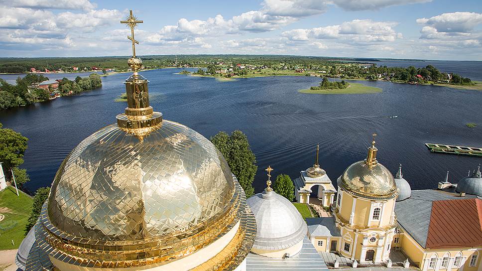 На берегах Селигера современная дачная архитектура мирно соседствует с древними храмами