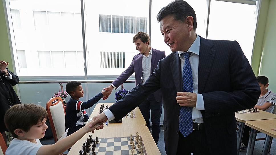 В реализации программы &quot;Шахматы в школе&quot; участвуют и президент FIDE Кирсан Илюмжинов (на переднем плане), и такие знаменитые гроссмейстеры, как Сергей Карякин (на заднем плане)
