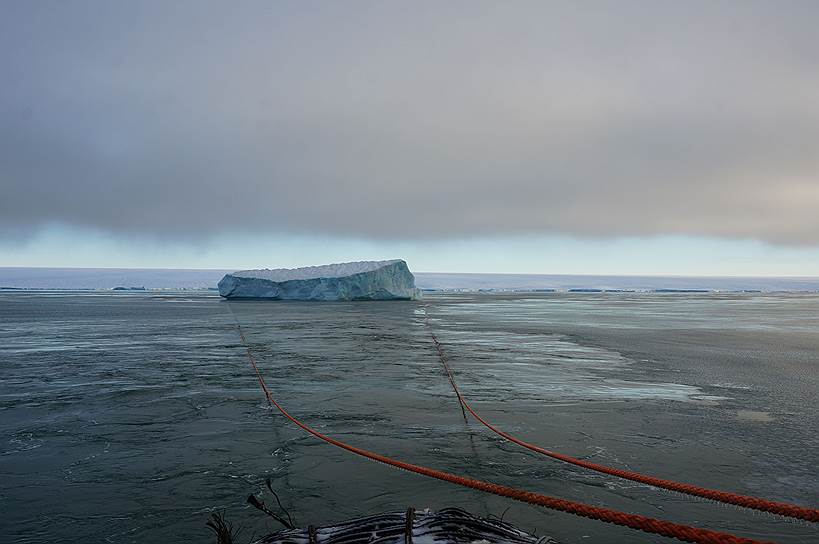 Впервые в российской Арктике был отбуксирован айсберг весом 1 млн тонн