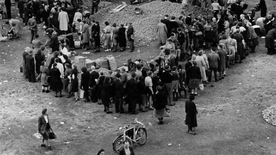 1949 год. Очередь за картошкой на Александрплац в Восточном Берлине 
