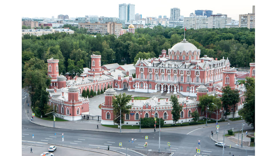 Вид на Петровский путевой дворец из ЖК «Искра-Парк»