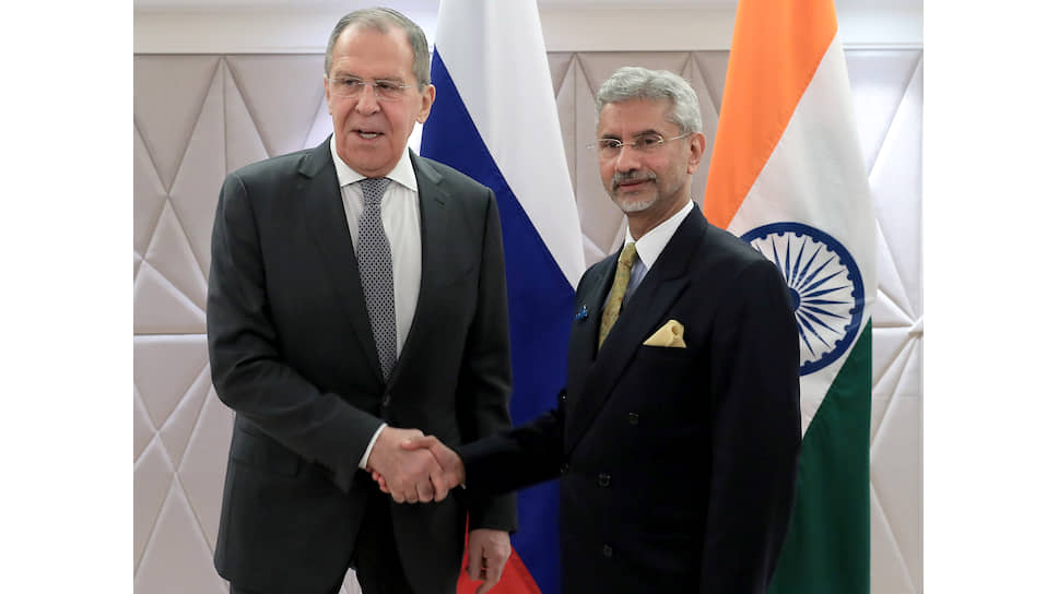 Министр иностранных дел Индии Субраманиам Джайшанкар (справа) со своим российским коллегой Сергеем Лавровым
