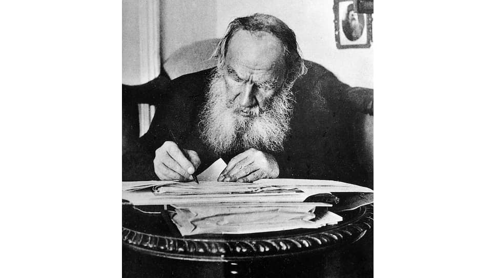 Писатель Лев Толстой в своем рабочем кабинете. 1909 год