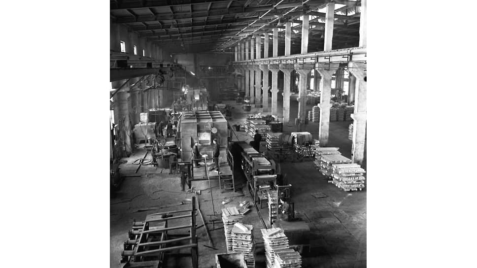 &lt;b>1943 год&lt;/b>&lt;br>Масштаб производства в отрасли меняется. Введен в эксплуатацию первый в Сибири алюминиевый завод — Сталинский (сейчас — Новокузнецкий)
