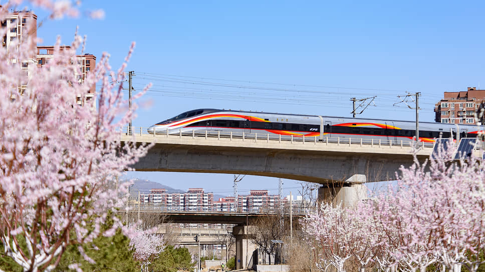Восьмивагонный CR400, выпускаемый CRRC Qingdao Sifang, сегодня эксплуатируется на большинстве высокоскоростных дорог Китая