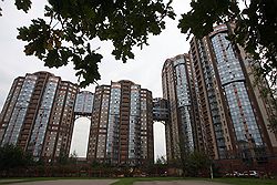 Жилой комплекс «Кунцево» на Можайском шоссе. Башни, соединенные четырехэтажными мостиками, являют собой образец позднего постмодернизма. Обилие арок в самых различных исполнениях — на любой вкус. Этот дом стал настоящим проклятием архитекторов-интерьерщиков: толщина дома делает квартиры необычайно глубокими, с малым световым фронтом