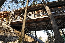Овраг, который был главной проблемой для архитектора Николая Белоусова, ловко и функционально обыгран в проекте "дома-моста"