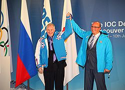 Президент Оргкомитета Олимпиады-2010 в Ванкувере Джон Фурлог передает эстафету Президенту Оргкомитета "СОЧИ-2014" Дмитрию Чернышенко