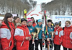 Волонтеры "Сочи 2014" во время тестовых соревнований "Кубок Европы" в горнолыжном комплексе "Роза Хутор" в Красной Поляне