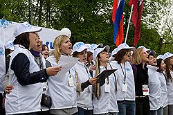 Волонтеры исполняют гимн "Сочи 2014"