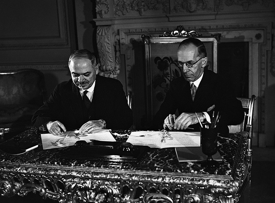 Посол СССР в Великобритании Иван Майский (слева) и Верховный комиссар Канады в Великобритании Винсент Мэсси подписывают соглашение об установлении прямых дипломатических отношений и об обмене дипломатическими представительствами между Канадой и СССР в советском посольстве в Лондоне 12 июня 1942 года 