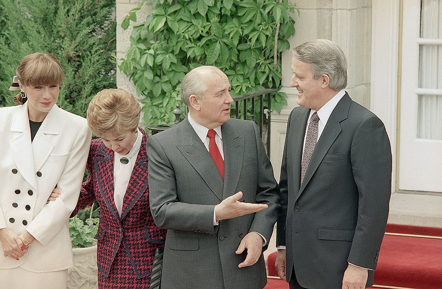 Президент СССР М. С. Горбачев беседует с канадским премьер-министром Брайаном Малруни в резиденции премьер-министра в Оттаве 29 мая 1990 года