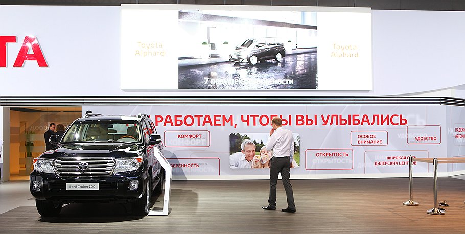 На стенде "Тойоты" была выделена отдельная зона послепродажного обслуживания, на элементах которой были представлены логотип бренда и три пиктограммы ценностей "Официального сервиса Toyota" 