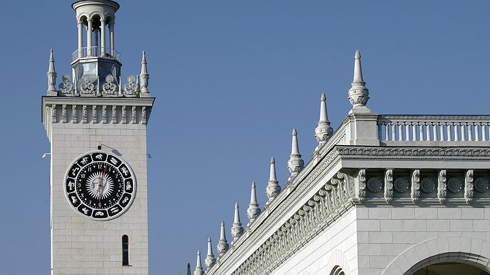 Башню вокзала в Сочи украшают огромные часы, механизм которых приводится в движение 250-килограммовыми гирями 
