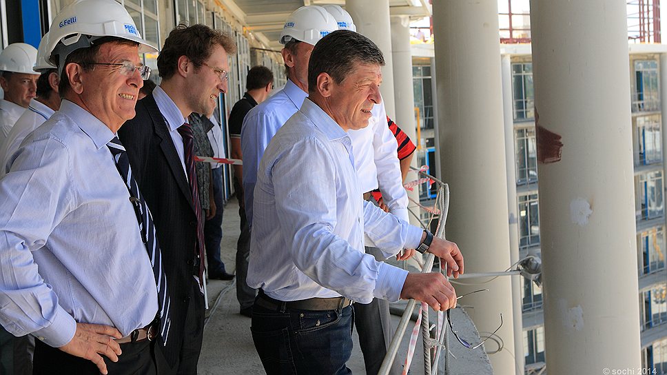 Вице-премьер Дмитрий Козак демонстрирует инспекторам МОК олимпийские объекты 
