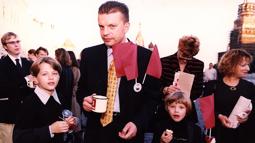 Парад в честь открытия Articoli, 3 сентября 1999 года. Журналист Леонид Парфенов с семьей
