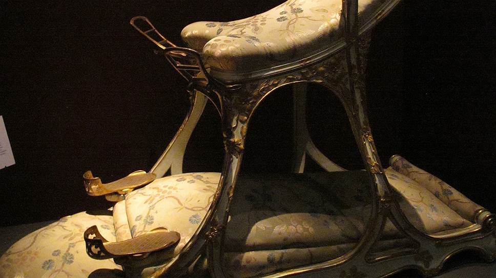 Стул-качалка &quot;Кушетка сладострастия&quot;. Это помесь кресла-качалки и гинекологического кресла, которое принц Уэльский — будущий король Эдуард VII, ценитель бегов, актрис и охоты — заказал для своих посещений любимого парижского борделя