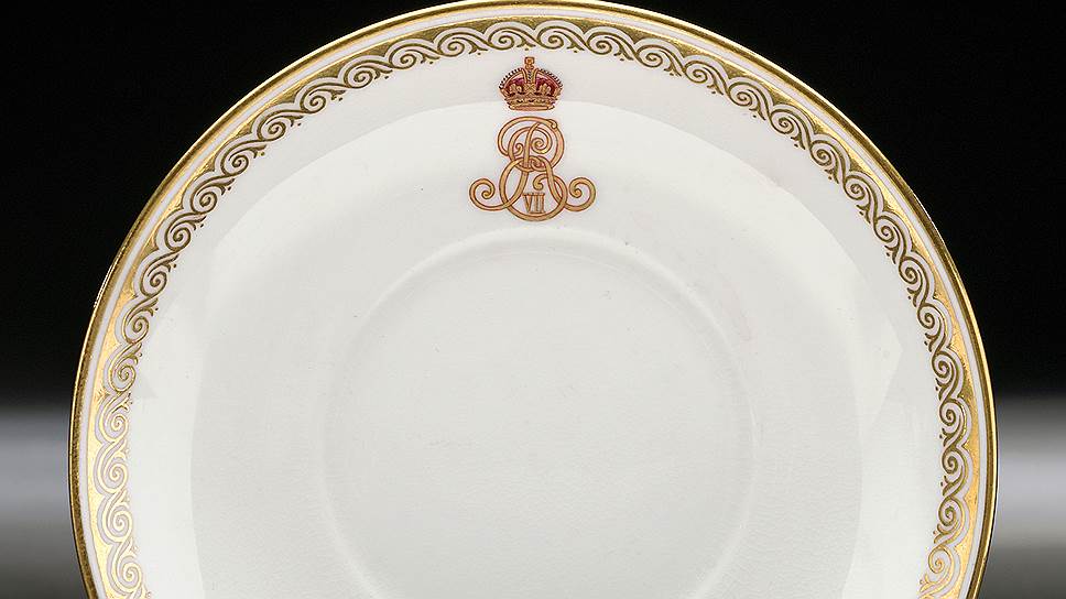 Фарфоровая тарелка с монограммой короля Эдуарда VII 
