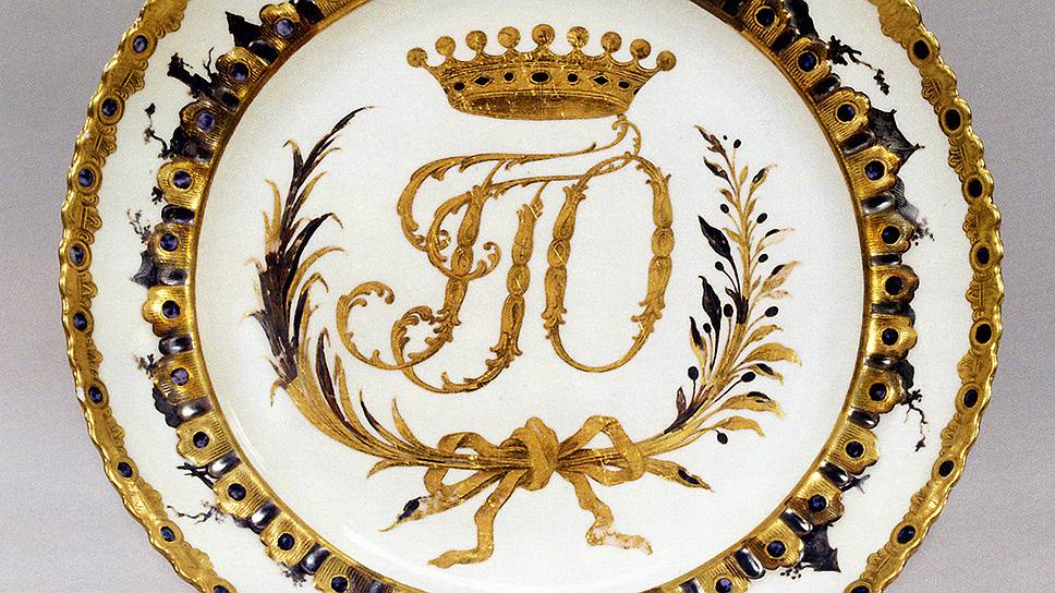 Тарелка из сервиза с монограммой графа Григория Орлова. Императорский фарфоровый завод, 1763-1770 годы 
