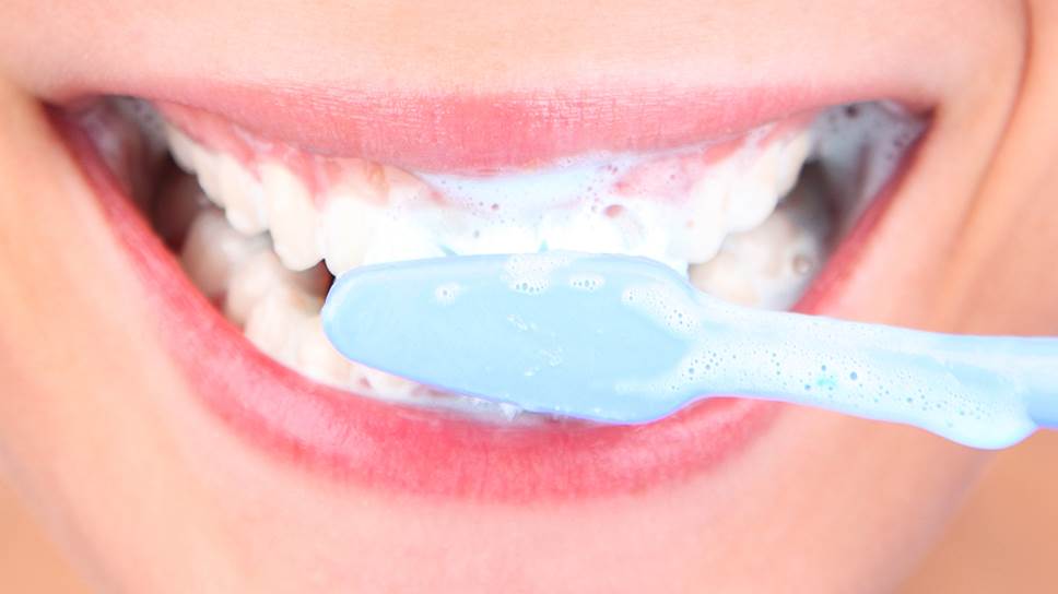 По статистике более 50% людей чистят зубы 46 секунд, что абсолютно бесполезно. Это все равно, что сполоснуть жирную сковородку холодной водой. Чистка должна продолжаться минимум две, а лучше три минуты
