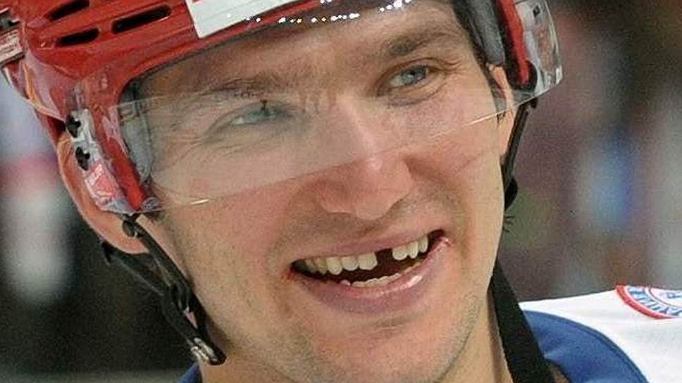 Самому знаменитому беззубому русскому, хоккеисту Александру Овечкину пора бы задуматься о восстановлении потерянного зуба. Потому что зачастую к полной адентии приводит неосведомленность людей в том, что потеря одного зуба неминуемо приведет к потере другого