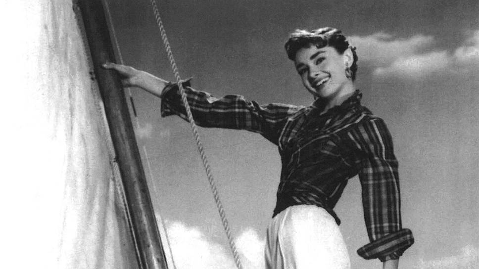 Одри Хепберн на лодке, 1950 год