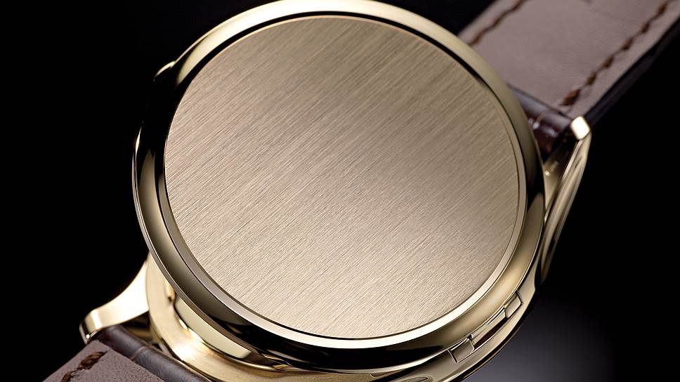 Задняя крышка корпуса часов Calatrava Ref. 5227 от Patek Philippe готова к нанесению персональной гравировки