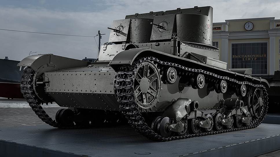 Легкий танк Т-26 образца 1931 года. Яркой особенностью машины было наличие двух башен цилиндрической формы, которые могли вращаться независимо друг от друга. Всего было произведено от 1627 до 2038 танков Т-26 образца 1931 года