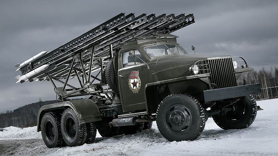 Боевая машина реактивной артиллерии БМ-13Н образца 1943 года серийно производилась до 1945 года на заводе &quot;Компрессор&quot; (г. Москва) и других предприятиях СССР. В качестве шасси использован грузовой автомобиль Studebaker US 6 (всего поставлено по программе ленд-лиза в СССР около 100 тыс. штук). Установки БМ-13Н входили в состав гвардейских минометных полков артиллерии РГК