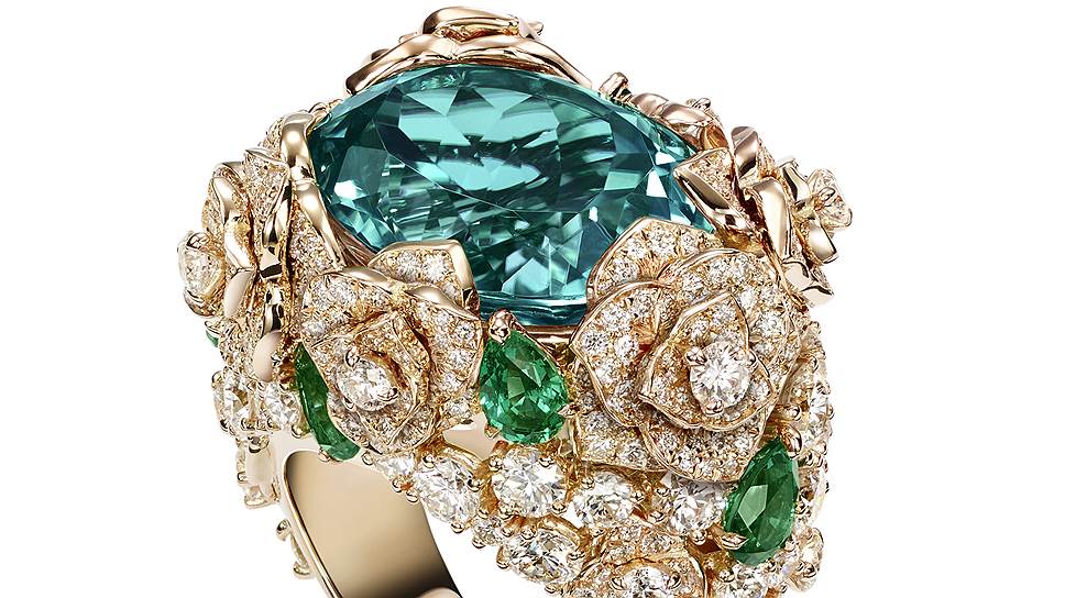 Кольцо из золота с зелеными турмалинами, бриллиантами и центральным голубовато-зеленым турмалином весом 1,96 карата

