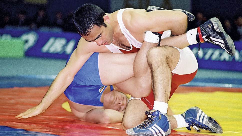 Намик Абдуллаев (сверху), борец вольного стиля, победитель Олимпиады в Сиднее 
