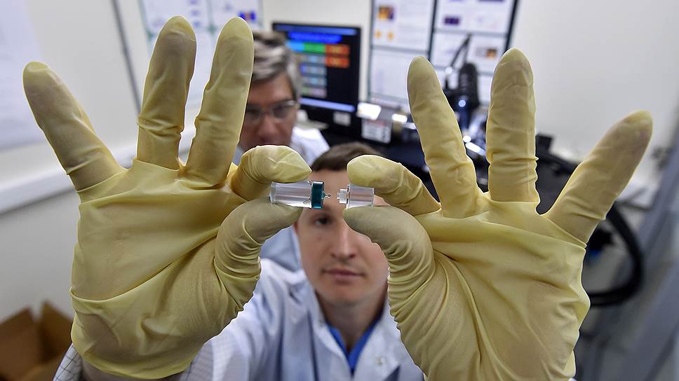 Аспирант Николай Павлов демонстрирует готовый микрорезонатор. В лаборатории РКЦ кристаллы затачивают в виде диска диаметром несколько миллиметров с заостренным периметром