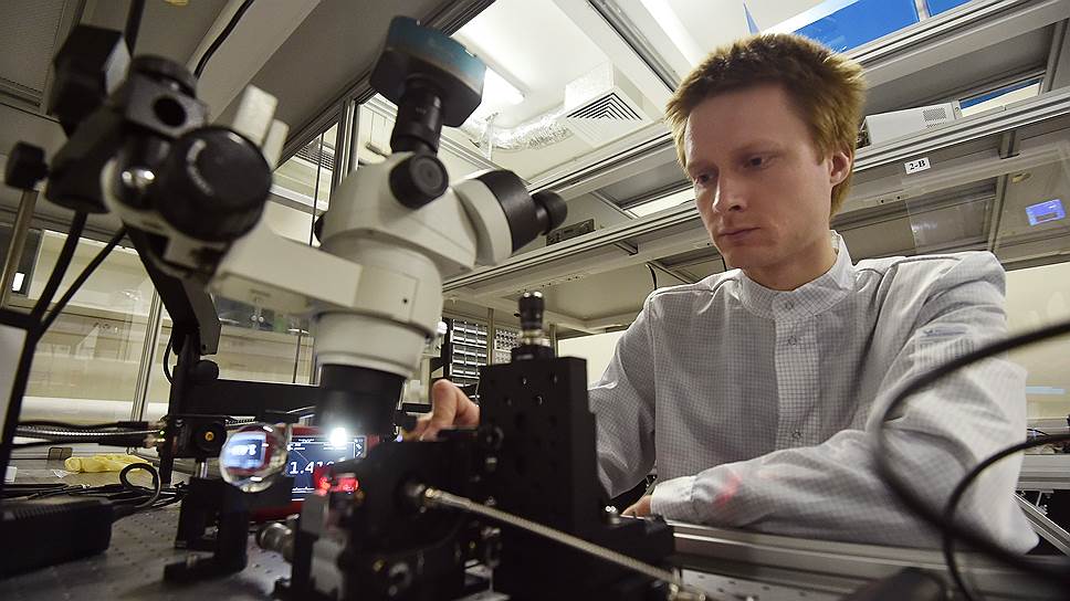 Аспирант Григорий Лихачев исследует спектр оптического микрорезонатора 
