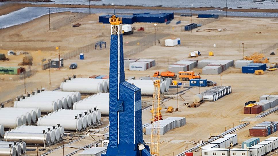 Наземная буровая установка "Ястреб" спроектирована специально для проекта "Сахалин-1" и предназначена для бурения с берега скважин с отходом ствола от вертикали