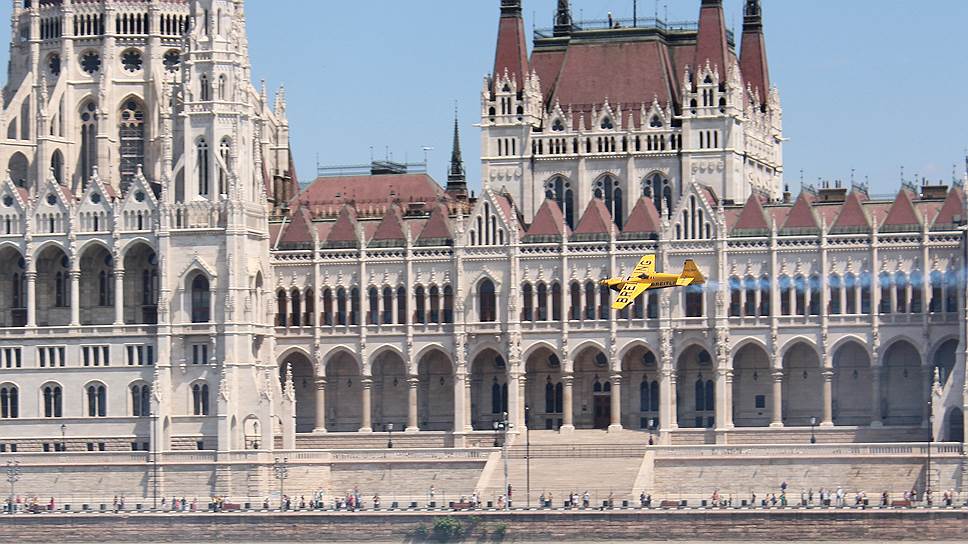 Полеты проходили над Дунаем перед зданием венгерского парламента