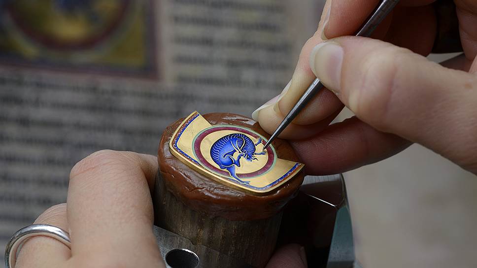 Матовое и полированное золото, двухуровневый циферблат, «ползущий час», перегородчатая эмаль — основные контрапункты работы мастеров женевской марки