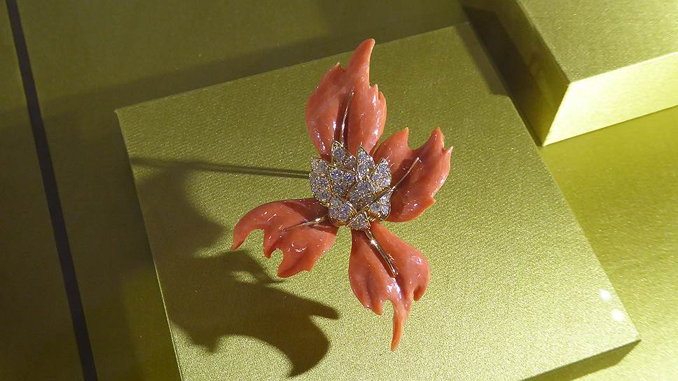 Зажим с цветком из коралла с бриллиантами, Пьер Стерле для Chaumet, 1975 год