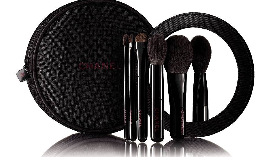Коллекция мини-кистей для макияжа Le Mini de Chanel, Chanel (обратите внимание, что название флипнуто и Chanel не читается)