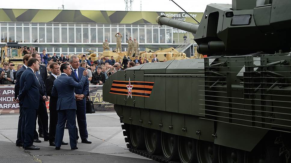 Губернатор Свердловской области Евгений Куйвашев, премьер-министр РФ Дмитрий Медведев, генеральный директор ОАО &quot;НПК &quot;УРАЛВАГОНЗАВОД&quot;&quot; Олег Сиенко, вице-премьер РФ Дмитрий Рогозин (слева направо) у перспективного основного боевого танка (ОБТ) Т-14 &quot;Армата&quot; 
