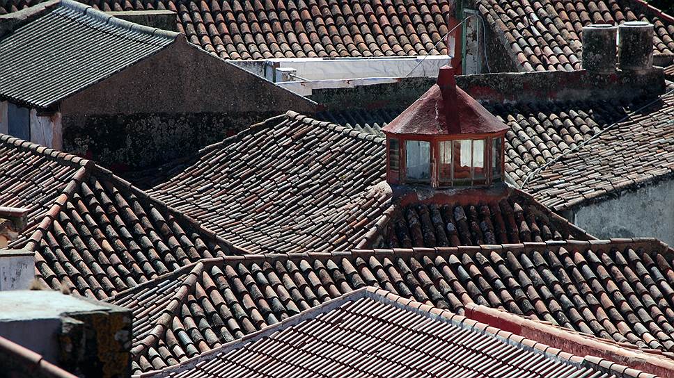 Бордовые и оранжевые черепичные крыши характерны для исторических средиземноморских городов 
