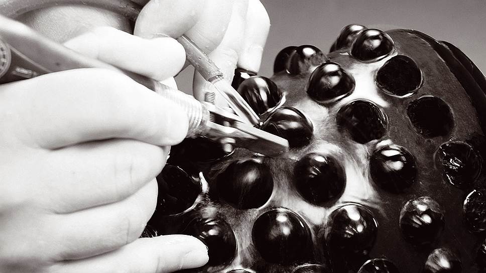 Процесс изготовления ваз Lalique на фабрике в эльзасском Винтен-сюр-Модере. Кропотливая ручная работа требует высокого художественного мастерства. Сегодня здесь трудятся 350 мастеров